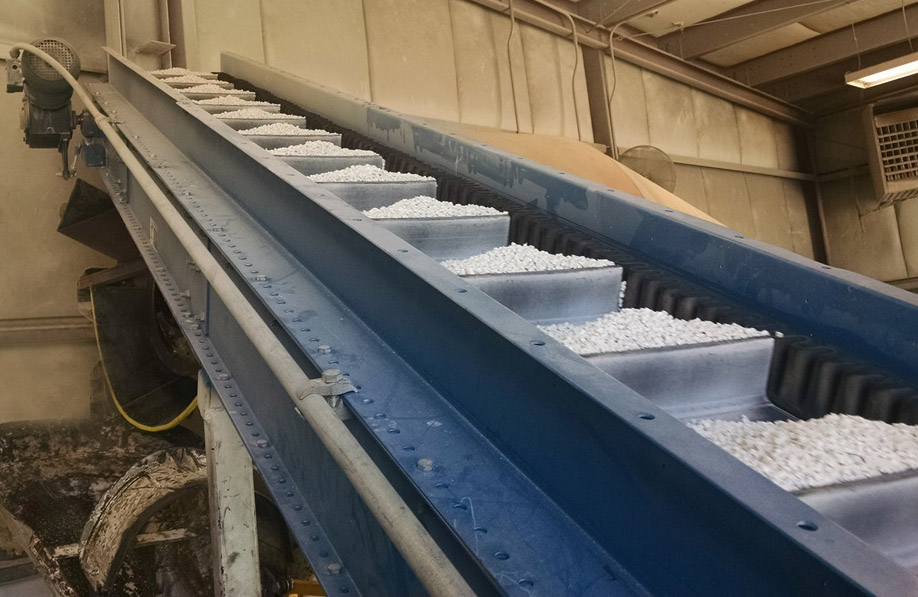 Endura-Veyor incline box wall belt conveyor with stones in action up close view